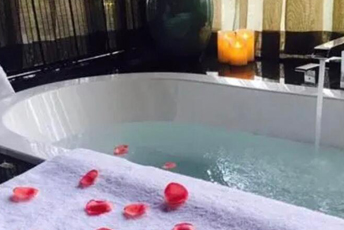 广州荔湾区水疗池中的失重冥想：当身体学会漂浮